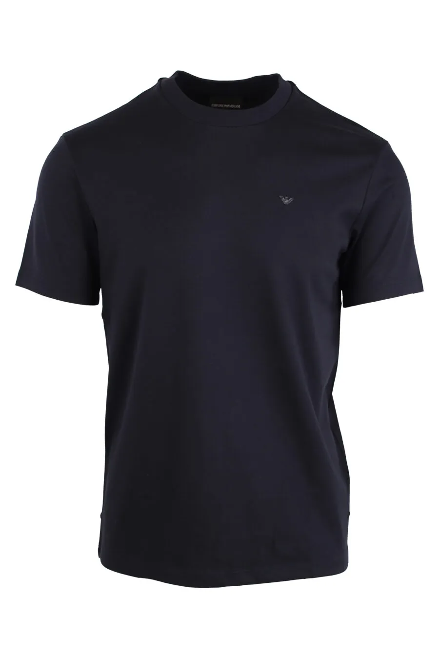 Camiseta azul oscura con minilogo negro