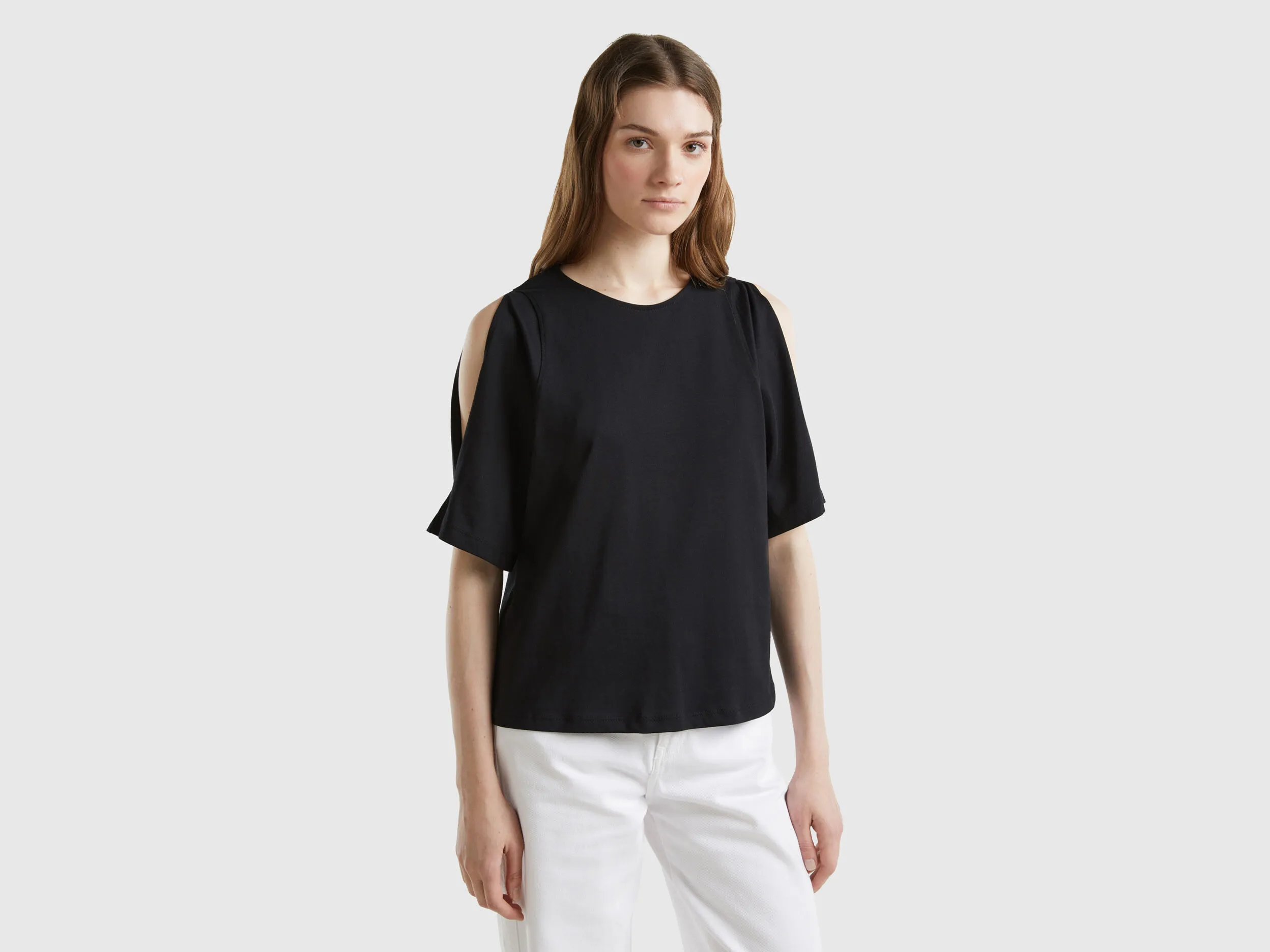 Camiseta con manga troquelada