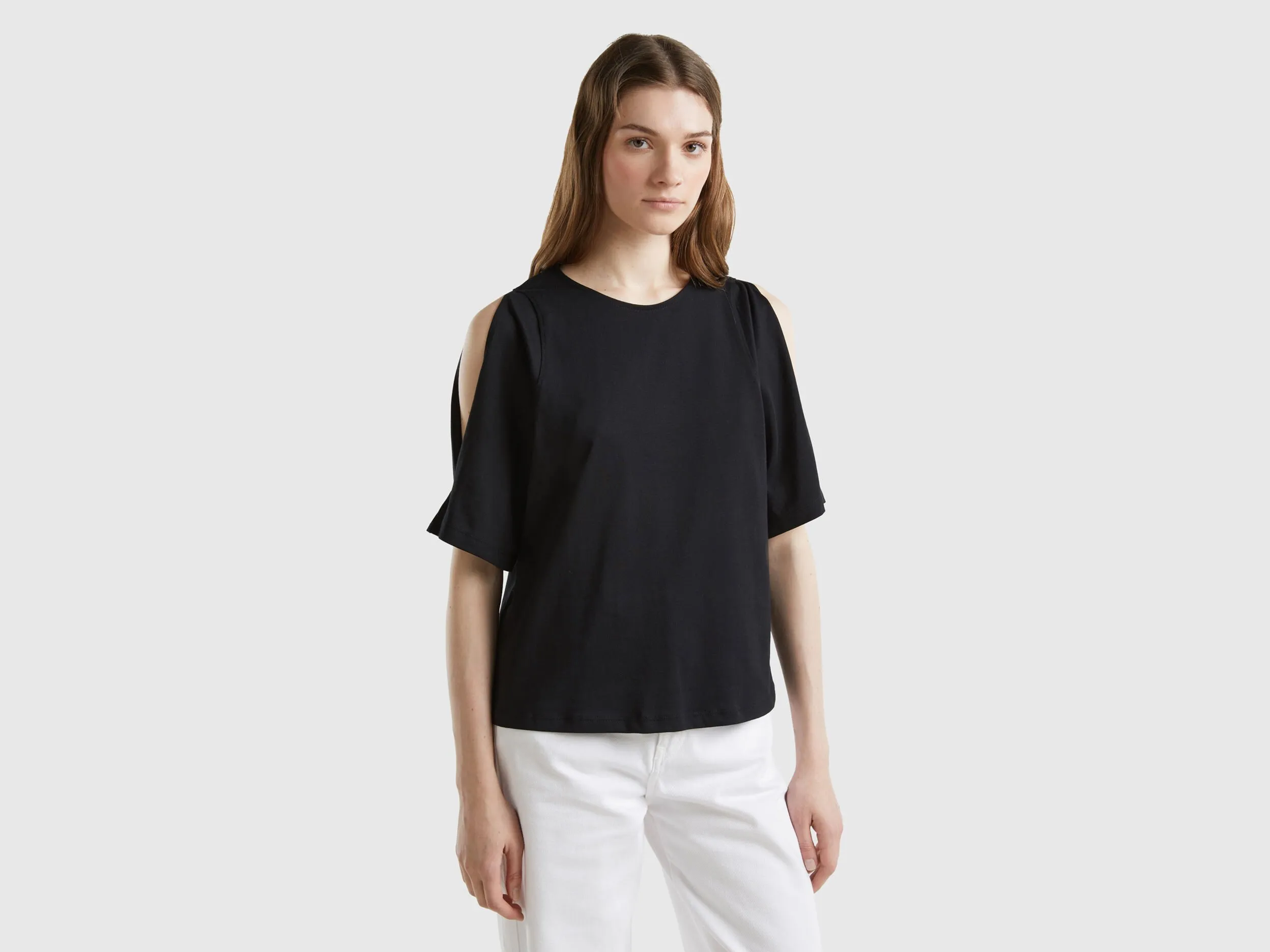 Camiseta con manga troquelada