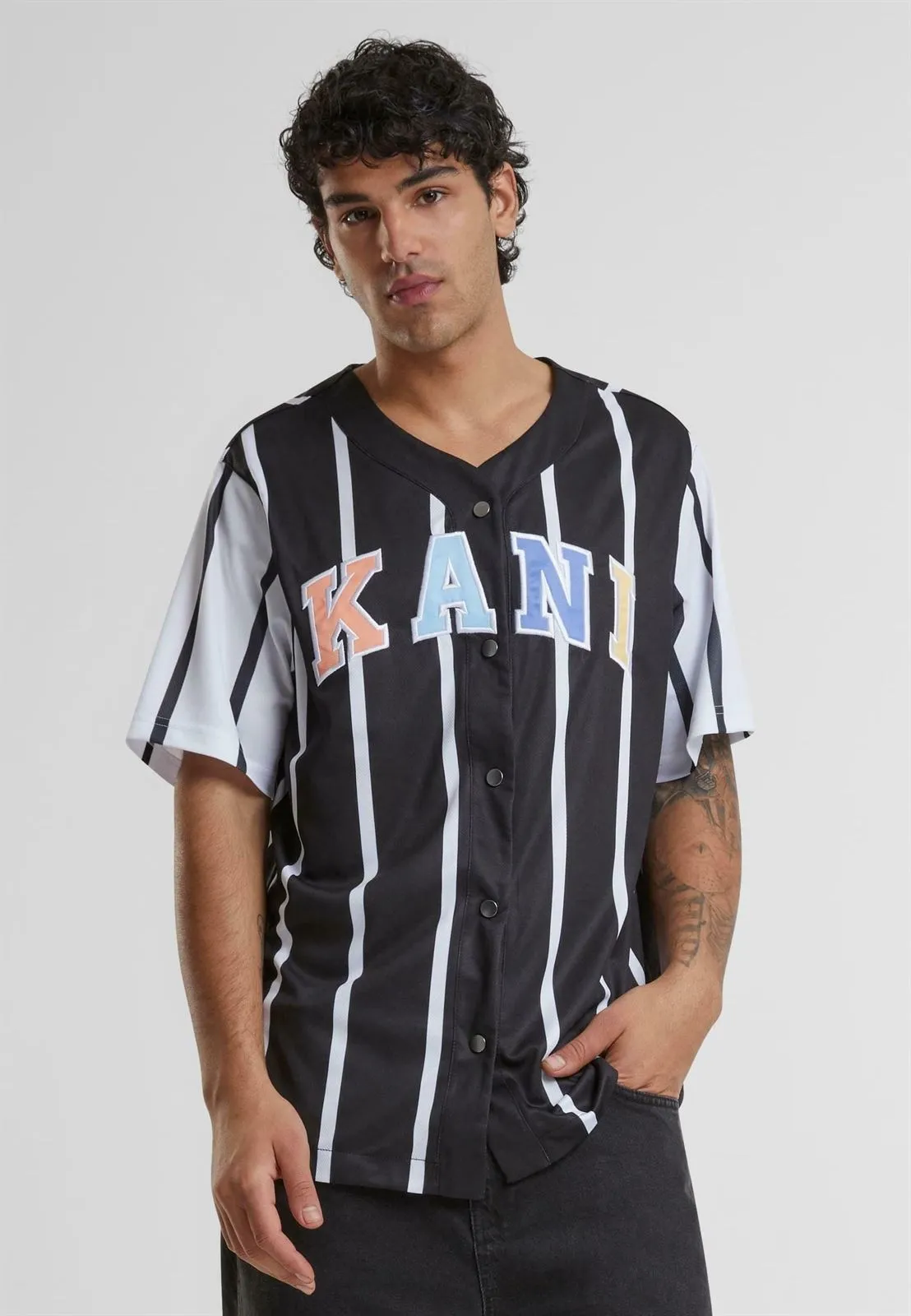 CAMISETA KARL KANI 6033552 KM2410402 SERIF STRIPED BLOCK BASEBALL BLACK/WHITE