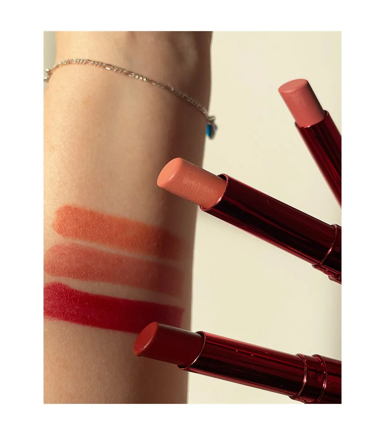 REVOLUTION  *EMILY IN PARIS*  BARRA DE LABIOS CREMOSA JUST A KISS  CAMILLE PINK NUDE