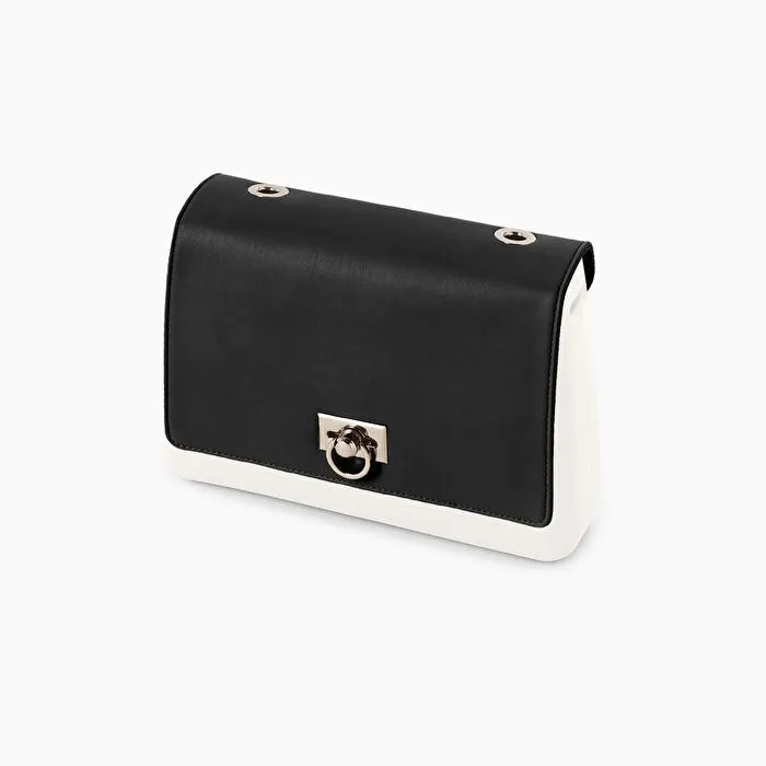 Solapa con seguro y ojales de nappa negra O bag glam