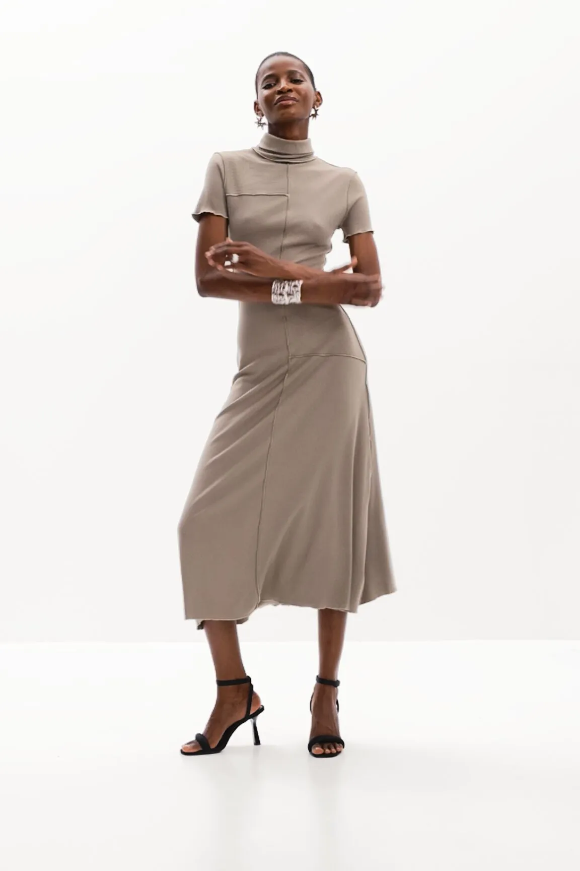 Vestido midi cuello alto