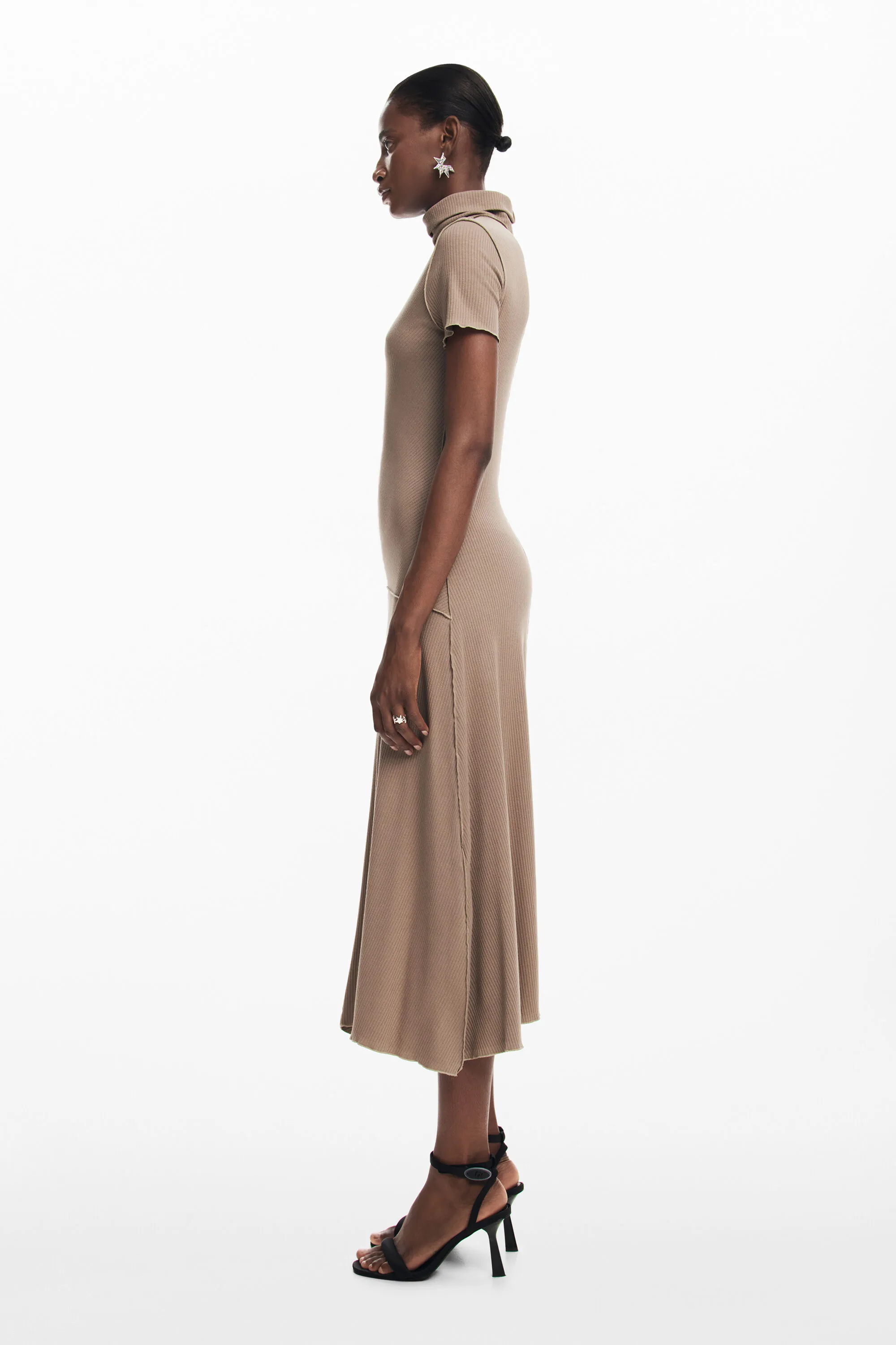 Vestido midi cuello alto